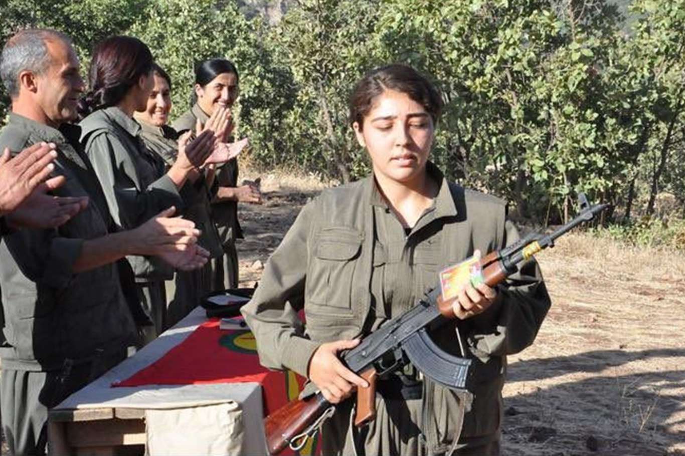 PKK elemanlarıyla fotoğrafı çıkan İBB çalışanı tutuklandı PKK elemanlarıyla fotoğrafı çıkan İBB çalışanı tutuklandı